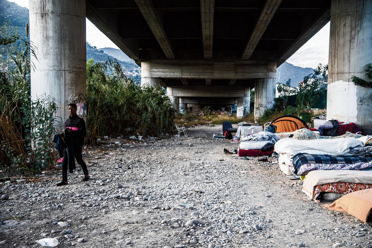 Migranten in de Italiaanse plaats Ventimiglia hebben een onderkomen gezocht onder een viaduct.