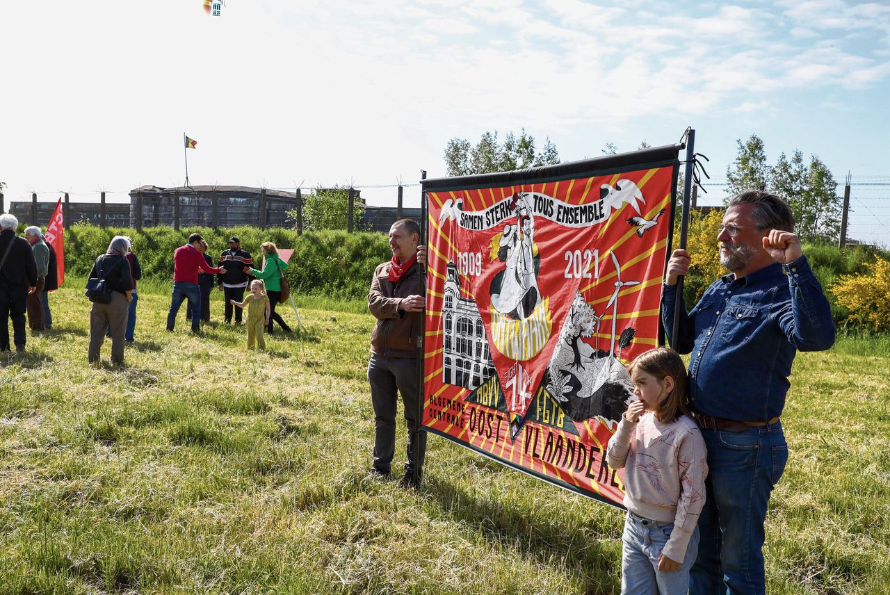 De 8-mei coalitie bij Fort van Breendonk in 2022. Een samenwerkingsverband van vakbonden, academici en culturele instellingen dat pleit voor het herinvoeren van een Tweede Wereldoorlog-herdenkingsdag in België.