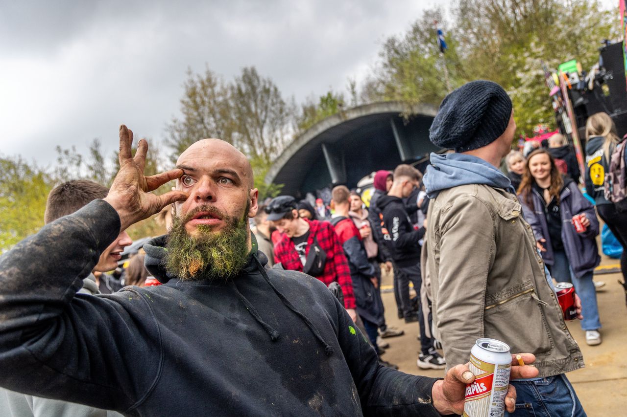 Deelnemers aan het illegale feest op het voormalige militaire terrein van Brustem in Sint-Truiden.