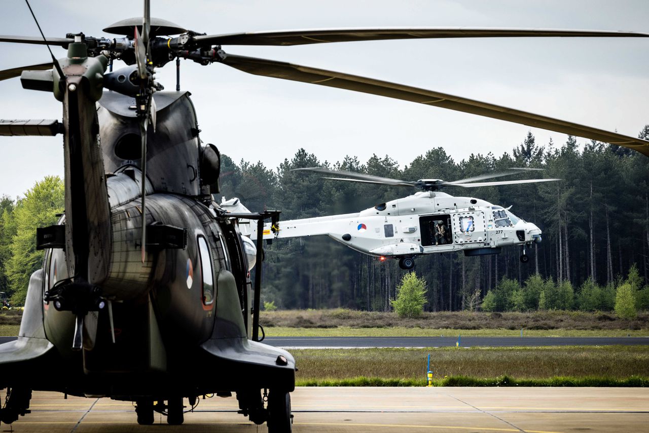 Ambassadeurs van de Vrijheid Tabitha, Froukje en MEAU vliegen in een helikopter naar bevrijdingsfestivals door het hele land.