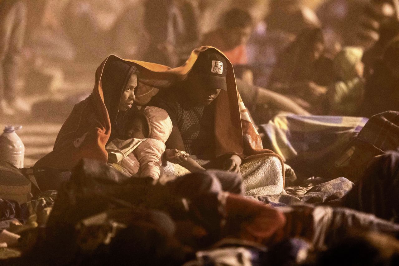 Venezolanen in een provisorisch vluchtelingenverblijf in het gebied tussen de Rio Grande en het Amerikaanse grenshek, afgelopen woensdag.