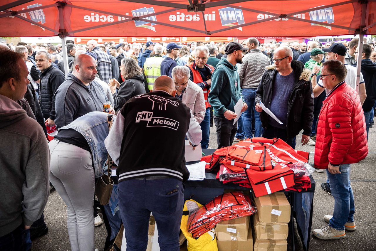 Werknemers van VDL Nedcar in Born hebben het werk voor twee dagen neergelegd.