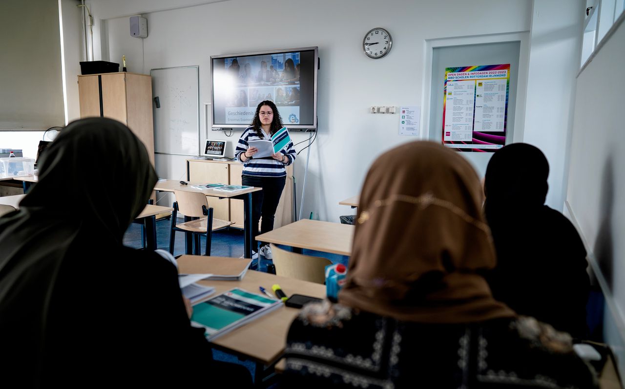 In Rotterdam krijgen vmbo-eindexamenscholieren op zaterdag examentraining bij Mavo Centraal.