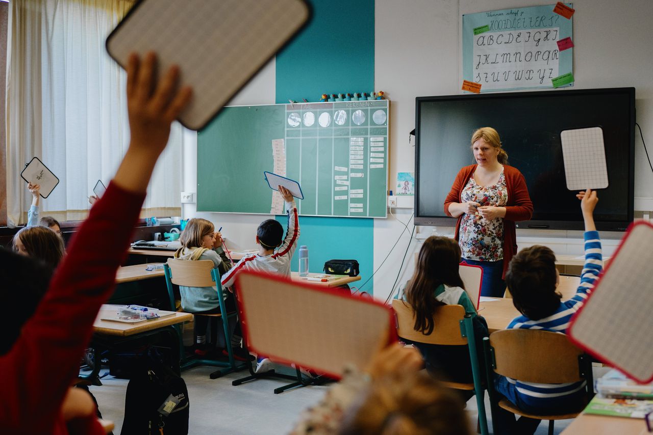 Juf Eline Guis geeft les aan groep 5 van de Kakelbontschool in Brussel.