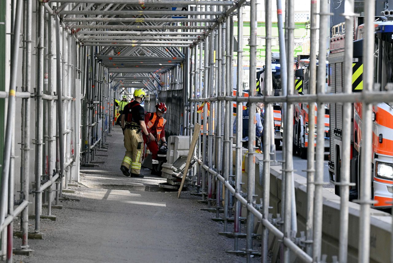 De brug was een tijdelijke loopbrug op een bouwplaats in Tapiola, in het oosten van Espoo.