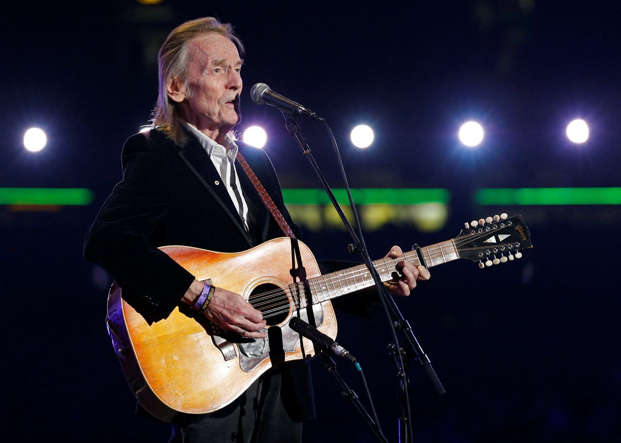 De Canadese zanger en componist Gordon Lightfoot tijdens een optreden in Toronto in 2012.