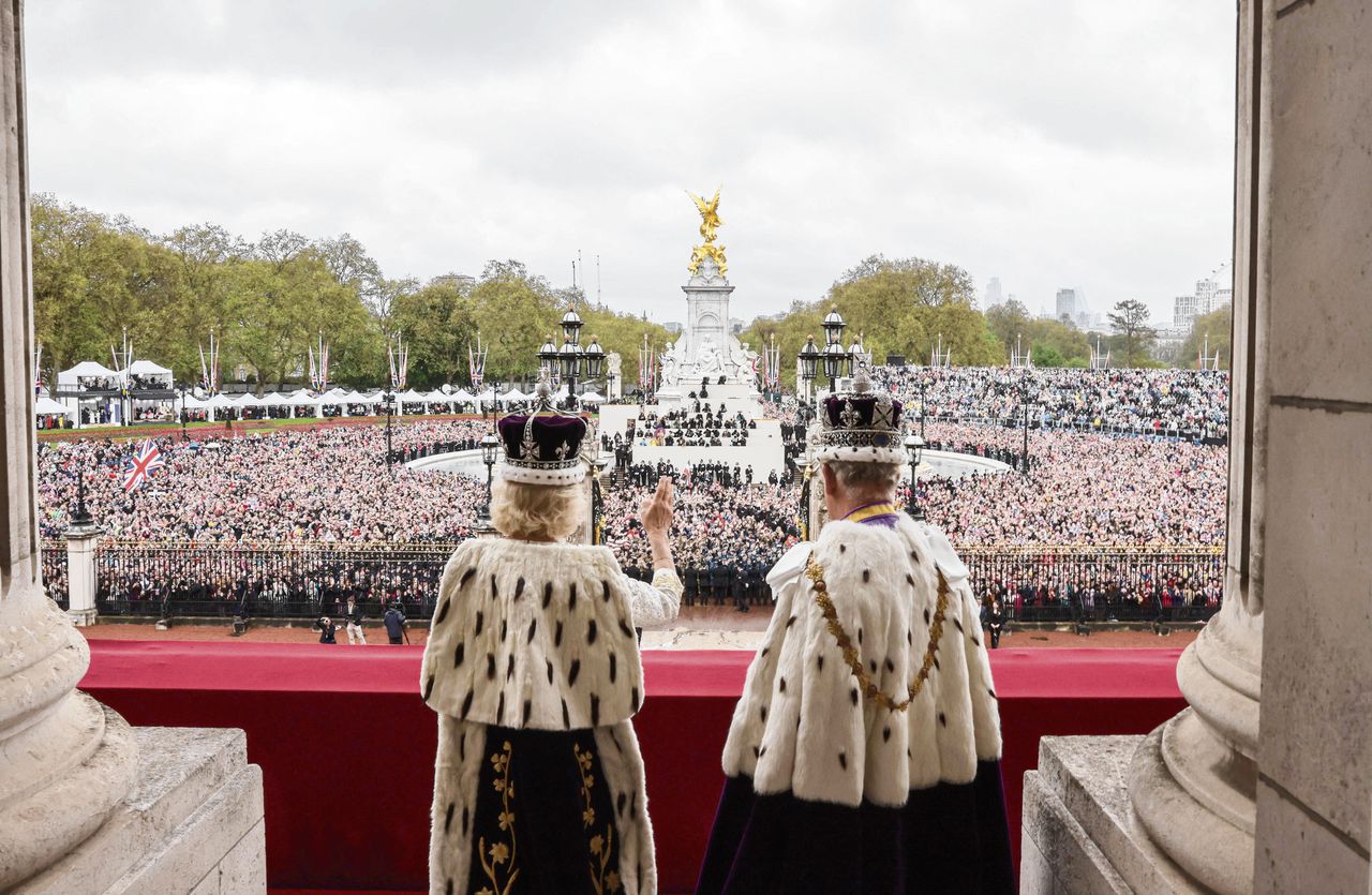 Linksboven: Publiek wacht tussen Buckingham Palace en Westminster Abbey op de koets met koning Charles en koningin Camilla. Linksonder: Koningin Camilla met haar kleinzoon Freddy Parker Bowles. Midden: De balkonscène. Rechtsboven: De Diamond Jubilee State Coach met koning Charles en koningin Camilla. Rechtsonder: Republikeinse demonstranten op Trafalgar Square.