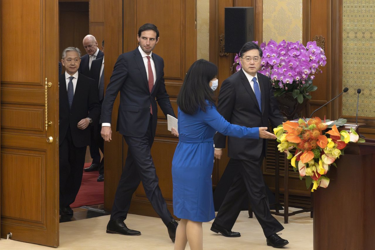 Minister Wopke Hoekstra van Buitenlandse Zaken en zijn Chinese ambtgenoot Qin Gang (rechts) komen aan voor een persconferentie na hun ontmoeting, woensdag in Beijing.