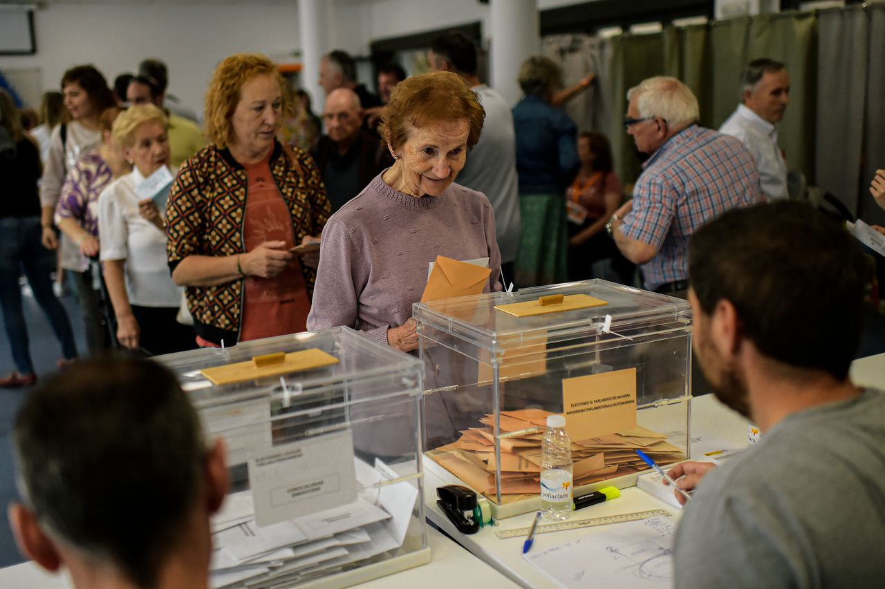 De 88-jarige Maria Iturriaga brengt zondag haar stem uit bij de lokale verkiezingen in Spanje.