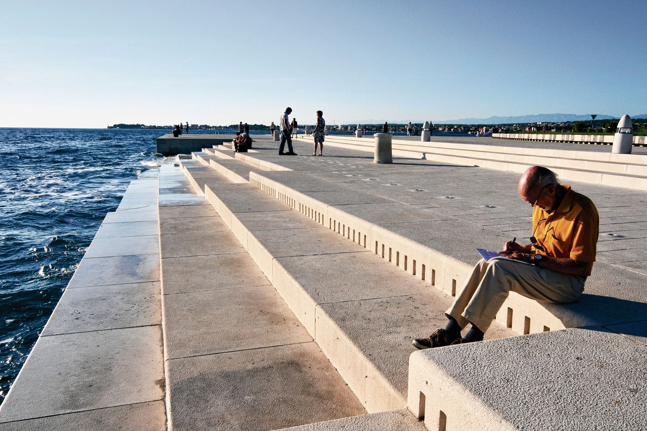 Het zeeorgel in Zadar (Kroatië) is evolutionair verwant aan de brulboei maar doet precies wat de brulboei niet doet: jubelen.