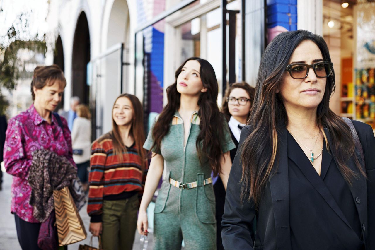 Pamela Adlon als Sam Fox met haar moeder en drie mondige tienerdochters in de comedyserie ‘Better Things’.