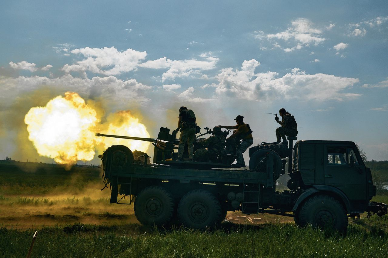 Oekraïense soldaten bij de verwoeste stad Bachmoet in de Donbas.