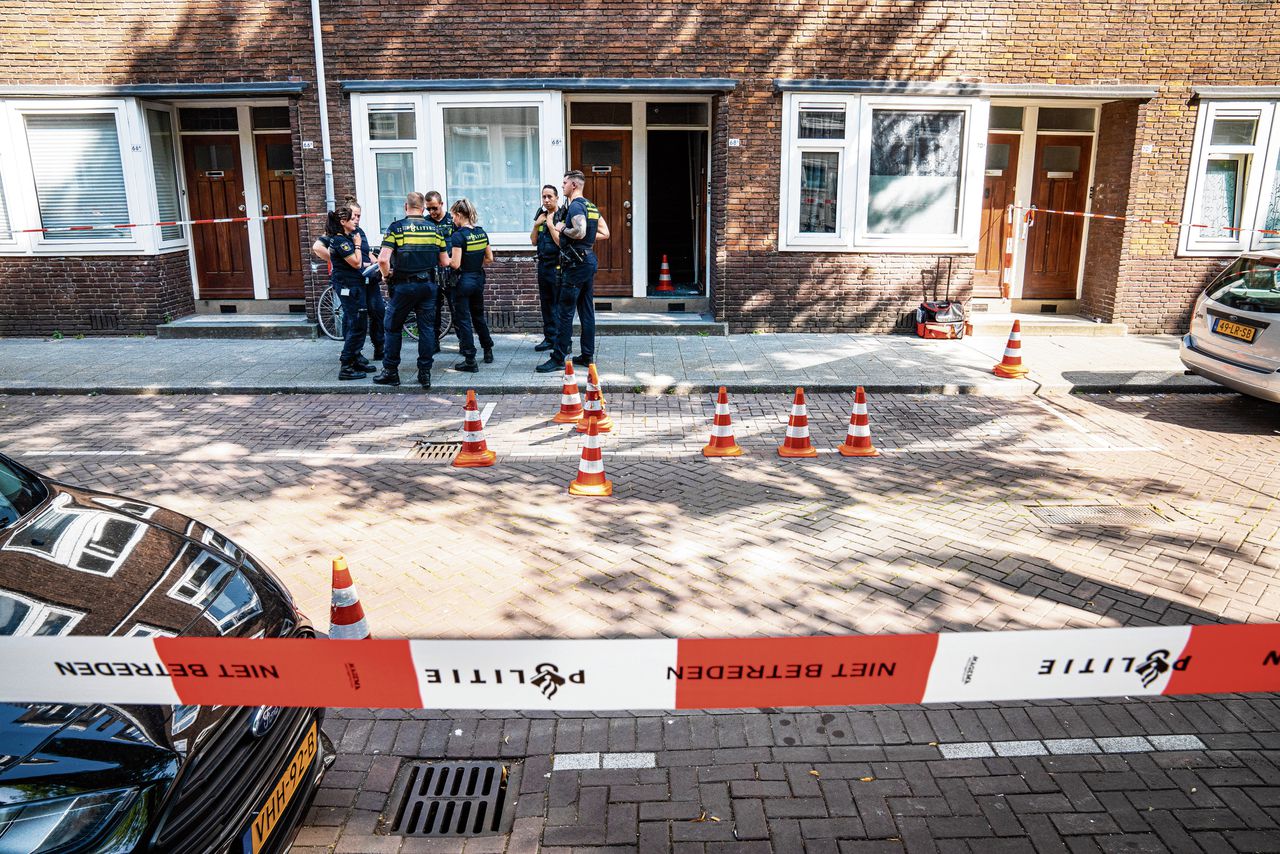 Een raam en kozijn doorzeefd met kogels. Forensische opsporing stelt hulzen veilig en verricht sporenonderzoek.