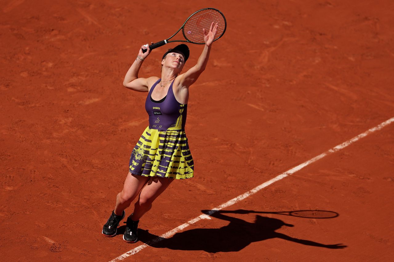 Elina Svitolina serveert woensdag tijdens haar partij tegen de Australische Storm Hunter op Roland Garros.