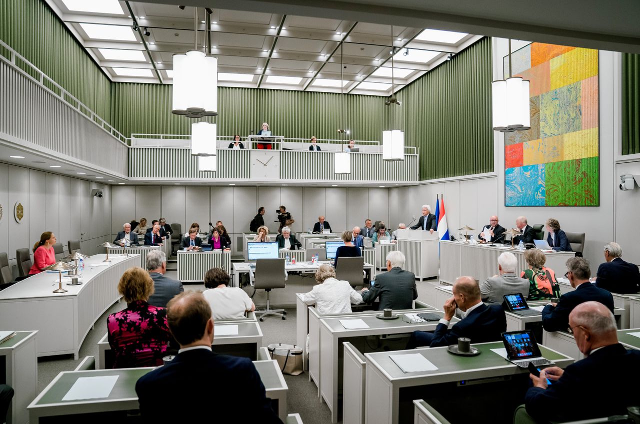 Minister Carola Schouten (Pensioenen, ChristenUnie) links bij een van de debatten over de Wet toekomst pensioenen.