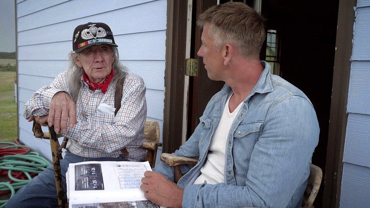 Waldemar Torenstra in gesprek met Basil die als inheems kind in een internaat in South Dakota werd ‘heropgevoed’.