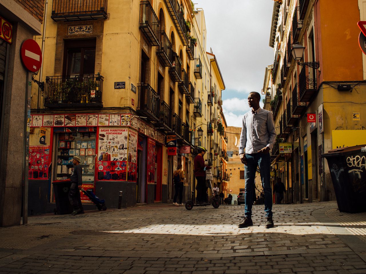 Serigne Mbaye, een Senegalese sociale en politieke activist en genationaliseerde Spanjaard die na de vervroegde verkiezingen van 2021 werd verkozen tot regionaal afgevaardigde van de politieke partij Podemos in de assemblee van Madrid, in zijn wijk Lavapiés.