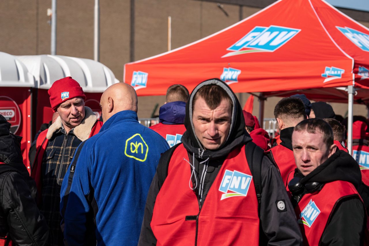 Het stakende personeel woensdagochtend bij het distributiecentrum van Albert Heijn in Tilburg.