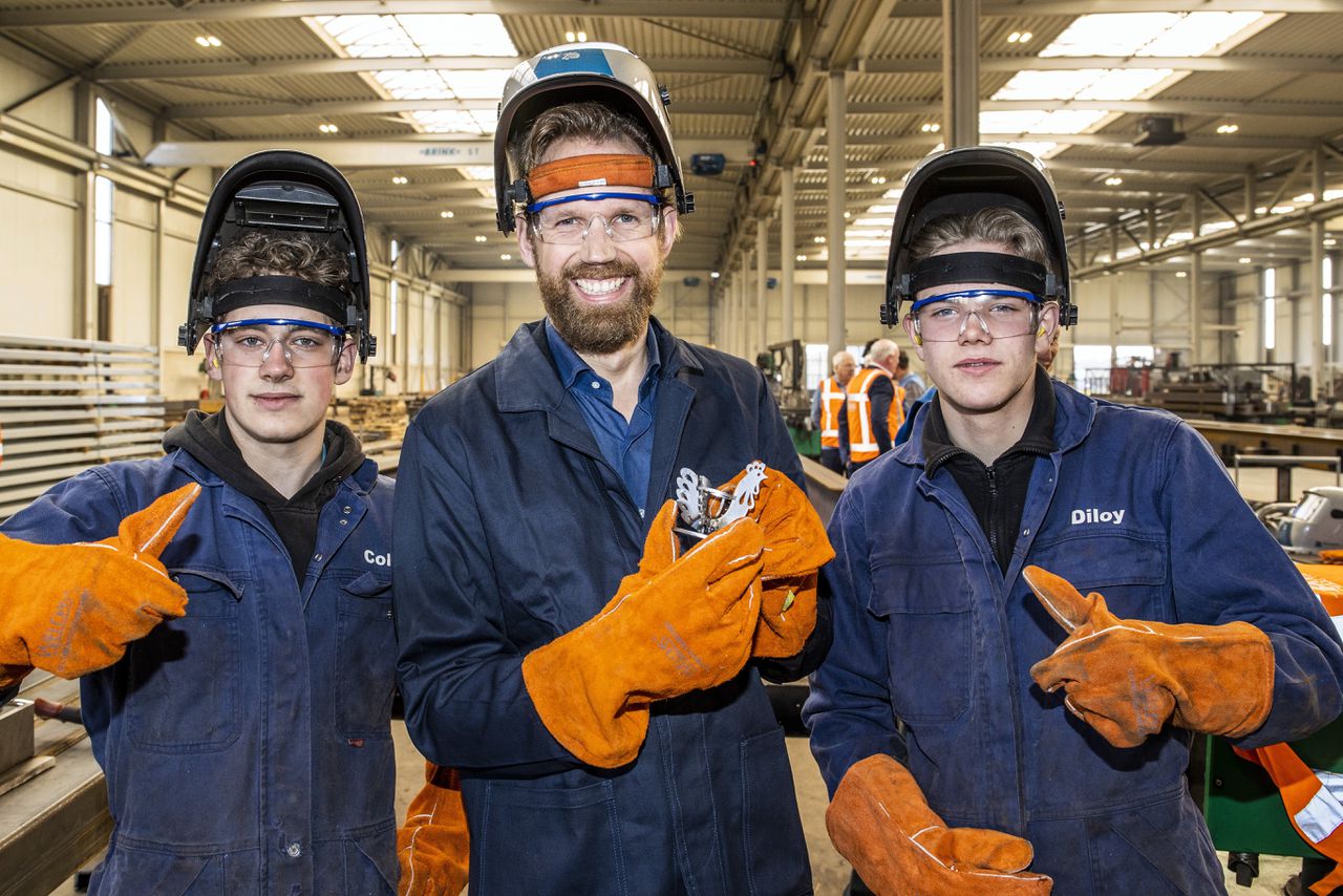 Minister Wiersma tijdens een werkbezoek aan staalbedrijf Brink in Nijverdal.