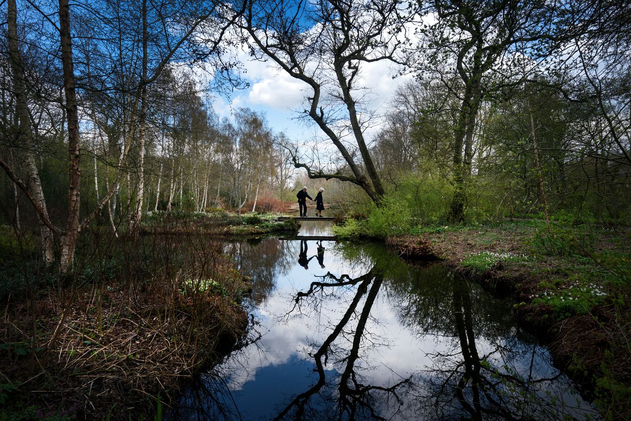 Wandelaars in het Dr. J. P. Thijssepark in Amstelveen.