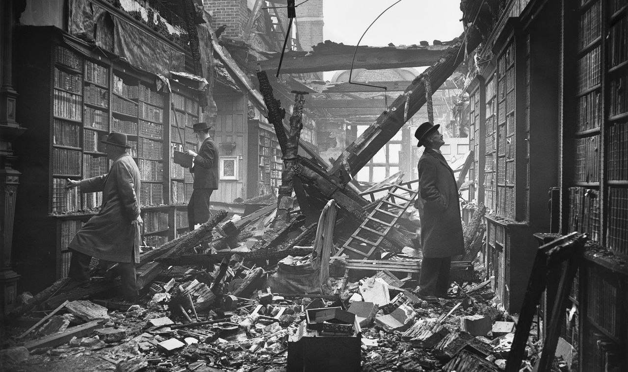 De bibliotheek van het Holland House in het Londense Kensington is zwaar beschadigd geraakt na een luchtaanval op 23 oktober 1940.