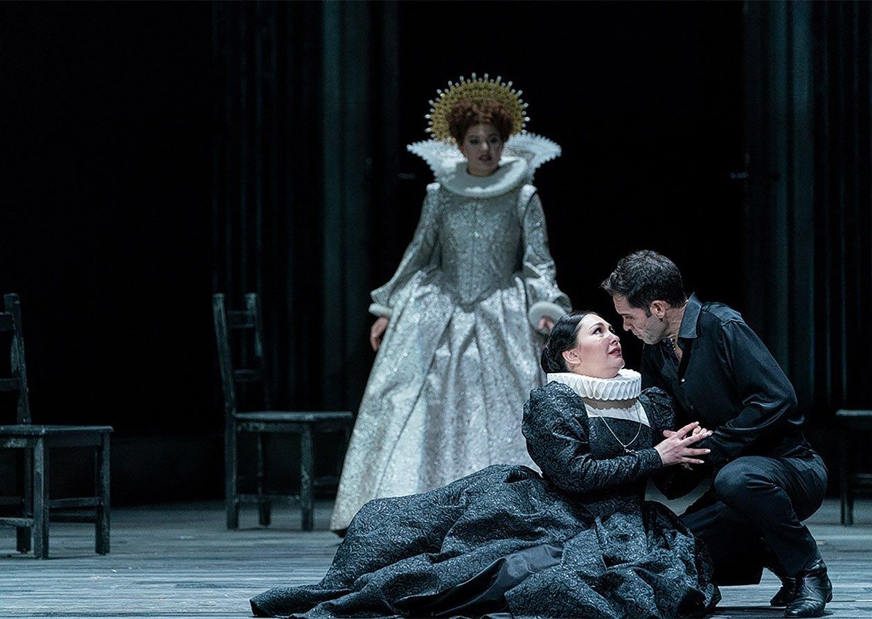 Aigul Akhmetshina (Elisabetta), Kristina Mkhitaryan (Maria Stuarda) en Ismael Jordi (Leicester) in Maria Stuarda.