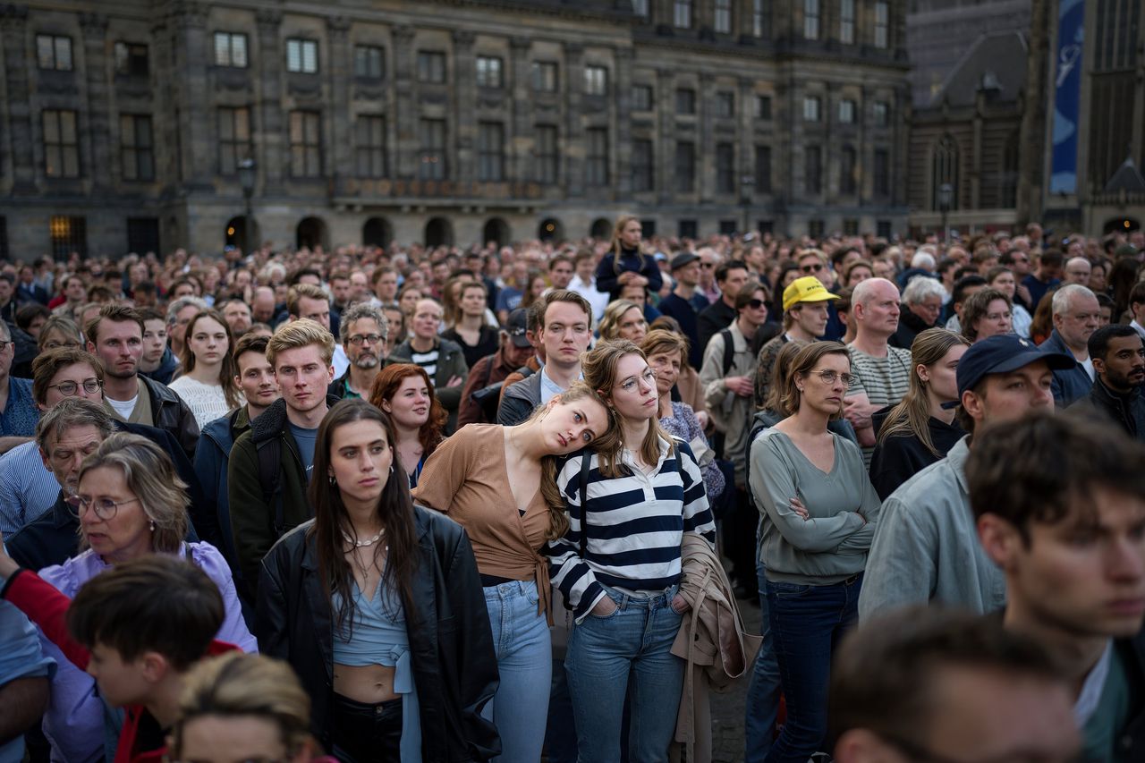 Bezoekers bij de Nationale Dodenherdenking op de Dam in Amsterdam.