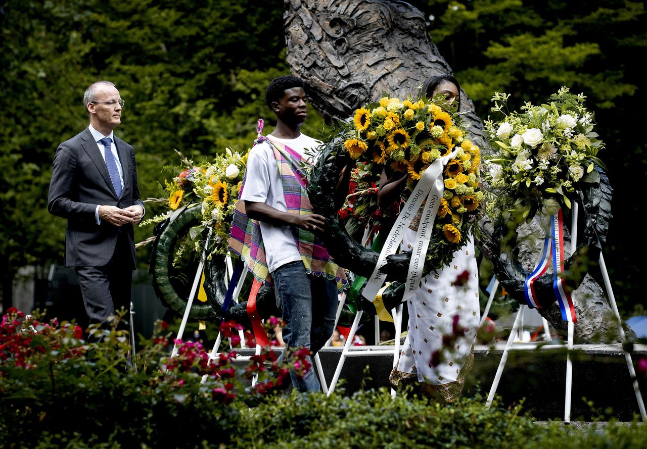 Klaas Knot, president van De Nederlandsche Bank, bij het Nationaal Monument Slavernijverleden, tijdens de nationale herdenking van het Nederlands slavernijverleden in 2022.