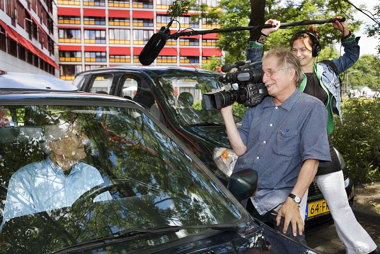 Documentairemaker Frans Bromet filmt in IJmuiden. Beeld ANP