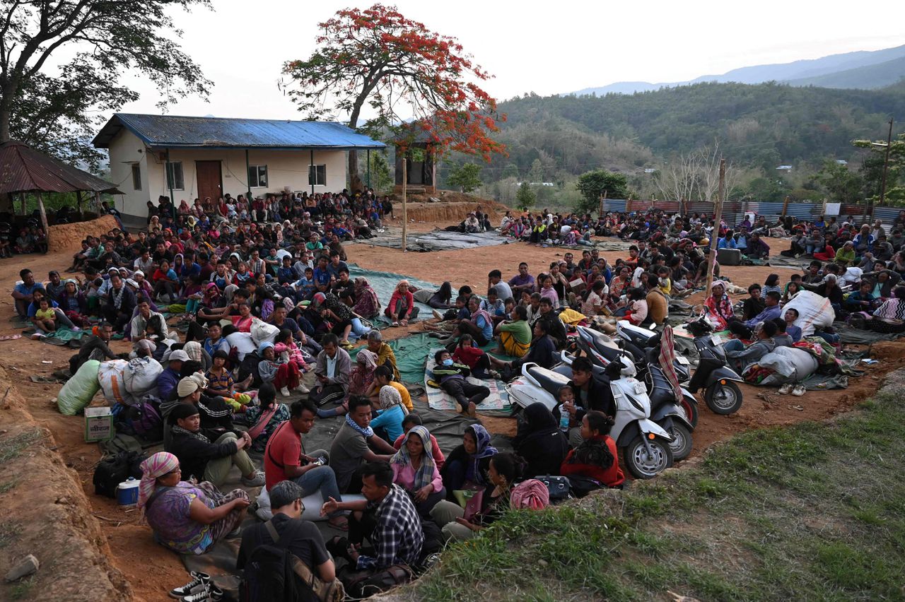 Mensen uit Manipur wachten in een militair kamp, ​​nadat ze zijn geëvacueerd door het Indiase leger.