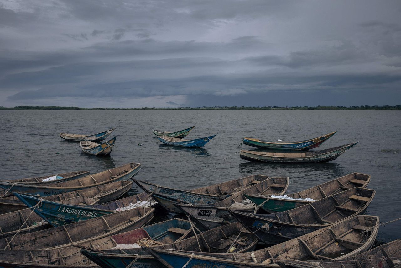 In het gebied in het oosten van Congo waar deze bootjes liggen, is donderdag een rivier buiten haar oevers getreden. Twee dorpen staan daardoor onder water, minstens 176 mensen kwamen om het leven.