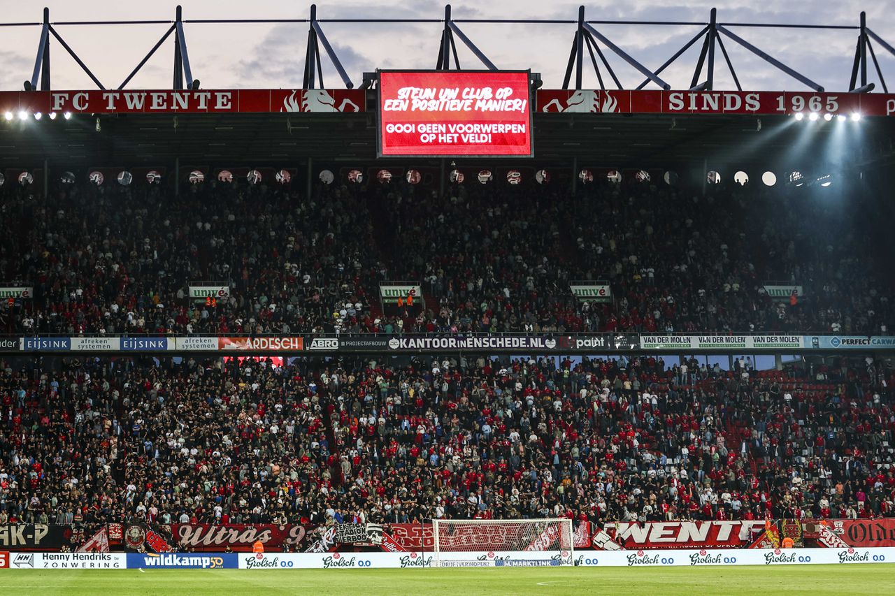 FC Twente en NEC ligt stil nadat er met bekers is gegooid.