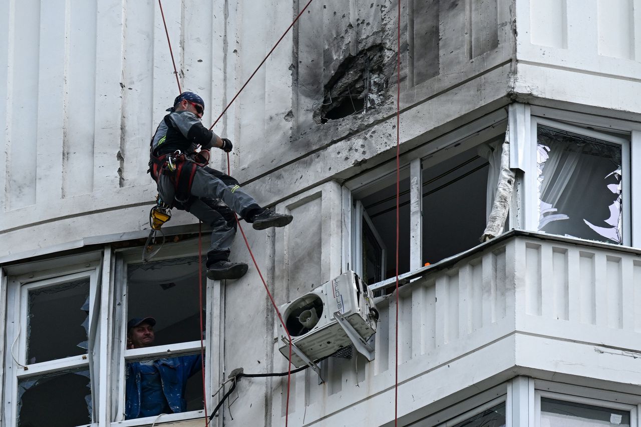 Een appartementengebouw in Moskou raakte dinsdag beschadigd toen het werd getroffen door een drone.