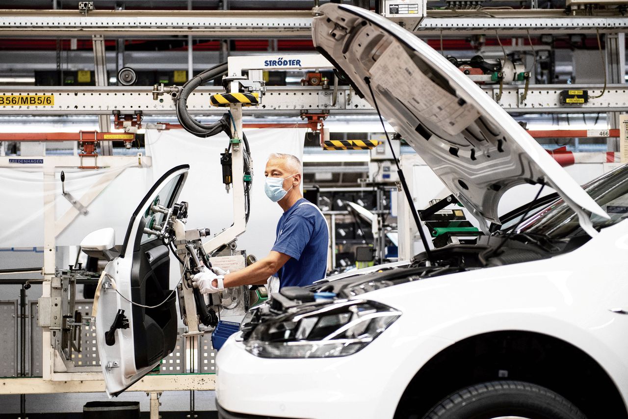 Assemblage bij Volkswagen in Wolfsburg, de grootste autofabriek van Europa.