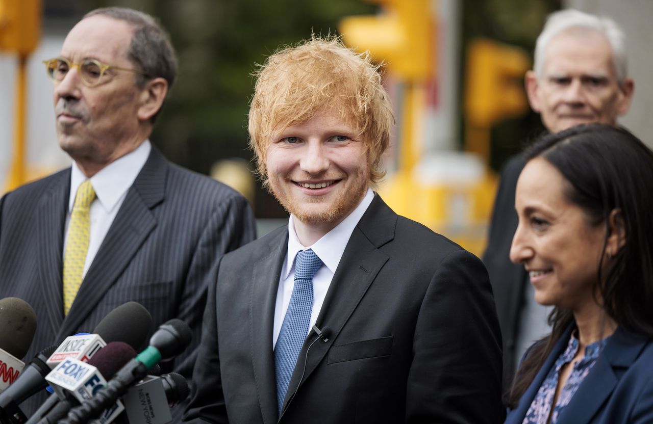 Popzanger Ed Sheeran (midden) donderdag na de uitspraak met zijn advocaten bij de rechtbank in New York.