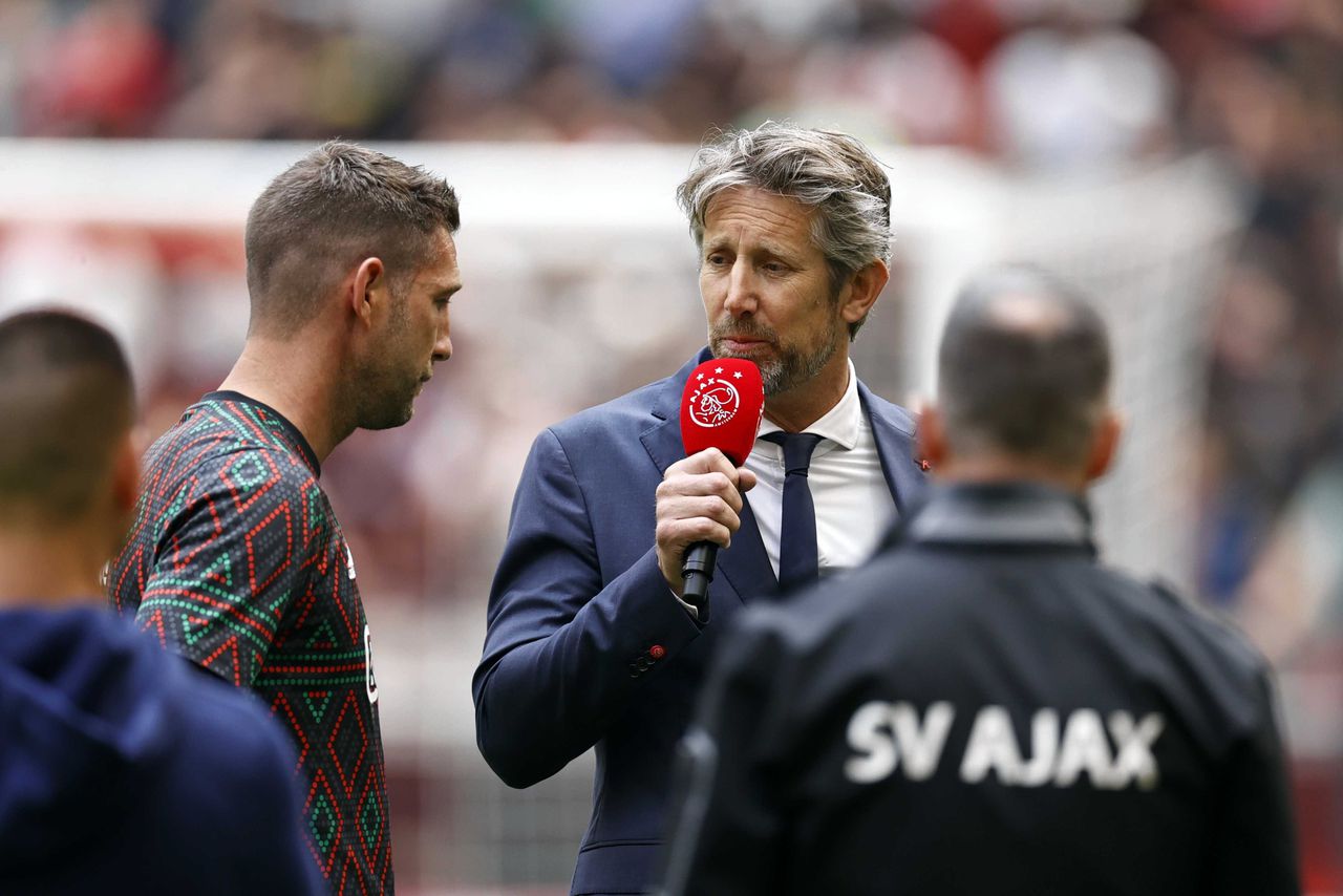 Directeur Edwin van der Sar spreekt doelman Maarten Stekelenburg toe op het veld. Van der Sar wordt stevig uitgefloten door het publiek.