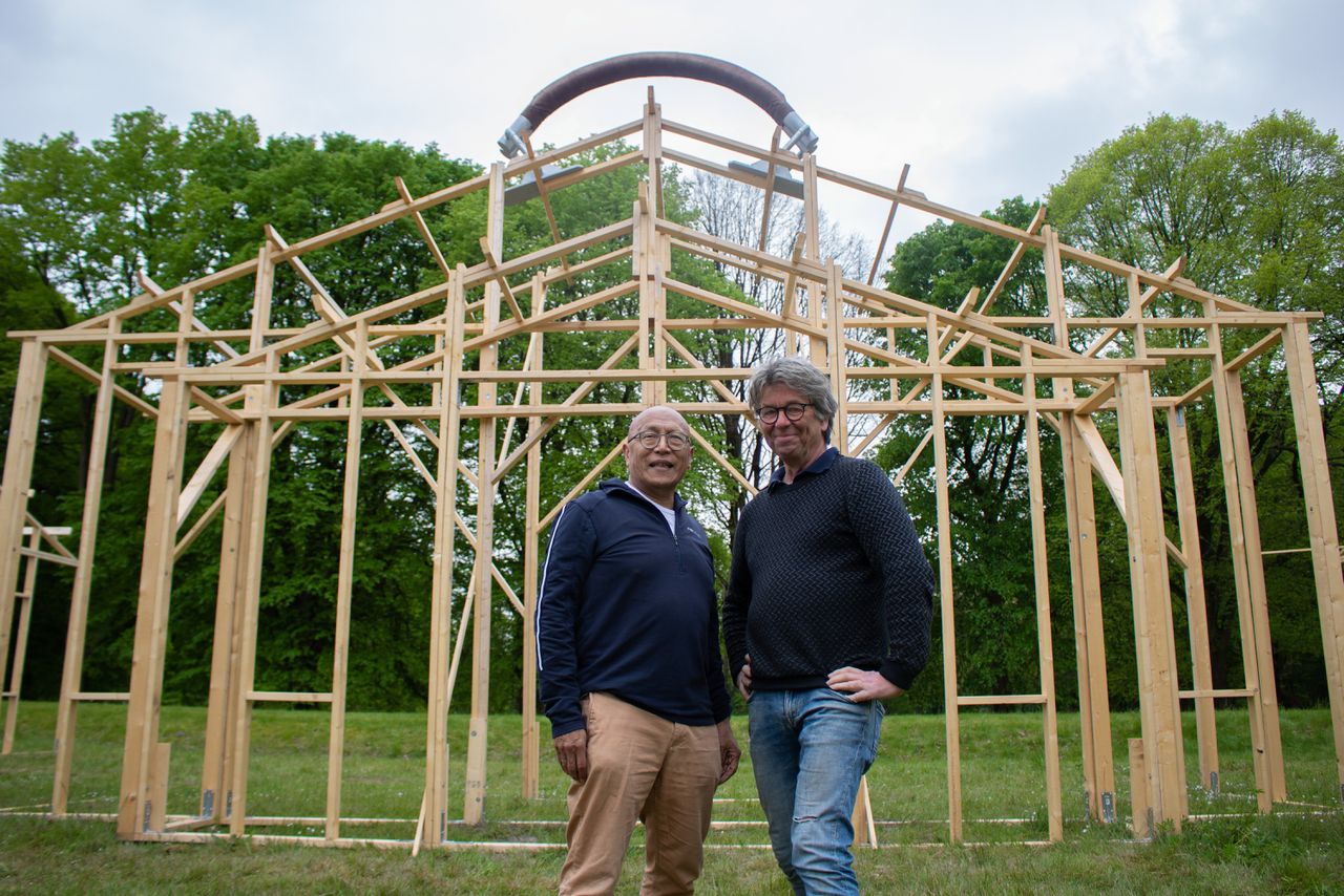 Anis de Fretes (l.) met decorontwerper Kees Botman voor een barak met handvat: als symbool voor heimwee naar de Molukken.