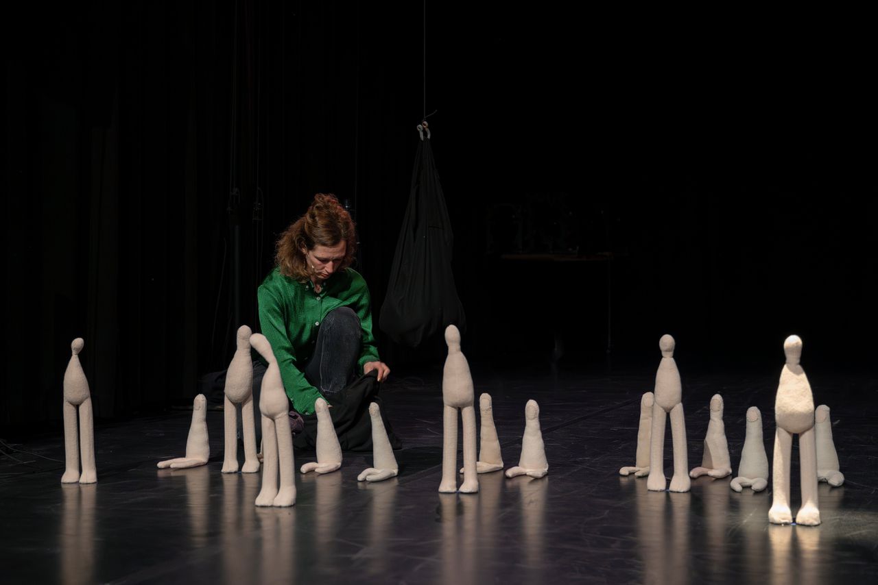 Scène uit de voorstelling ‘Mémé’ van de Vlaamse theatermaakster Sarah Vanhee op Kunstenfestivaldesarts in Brussel.