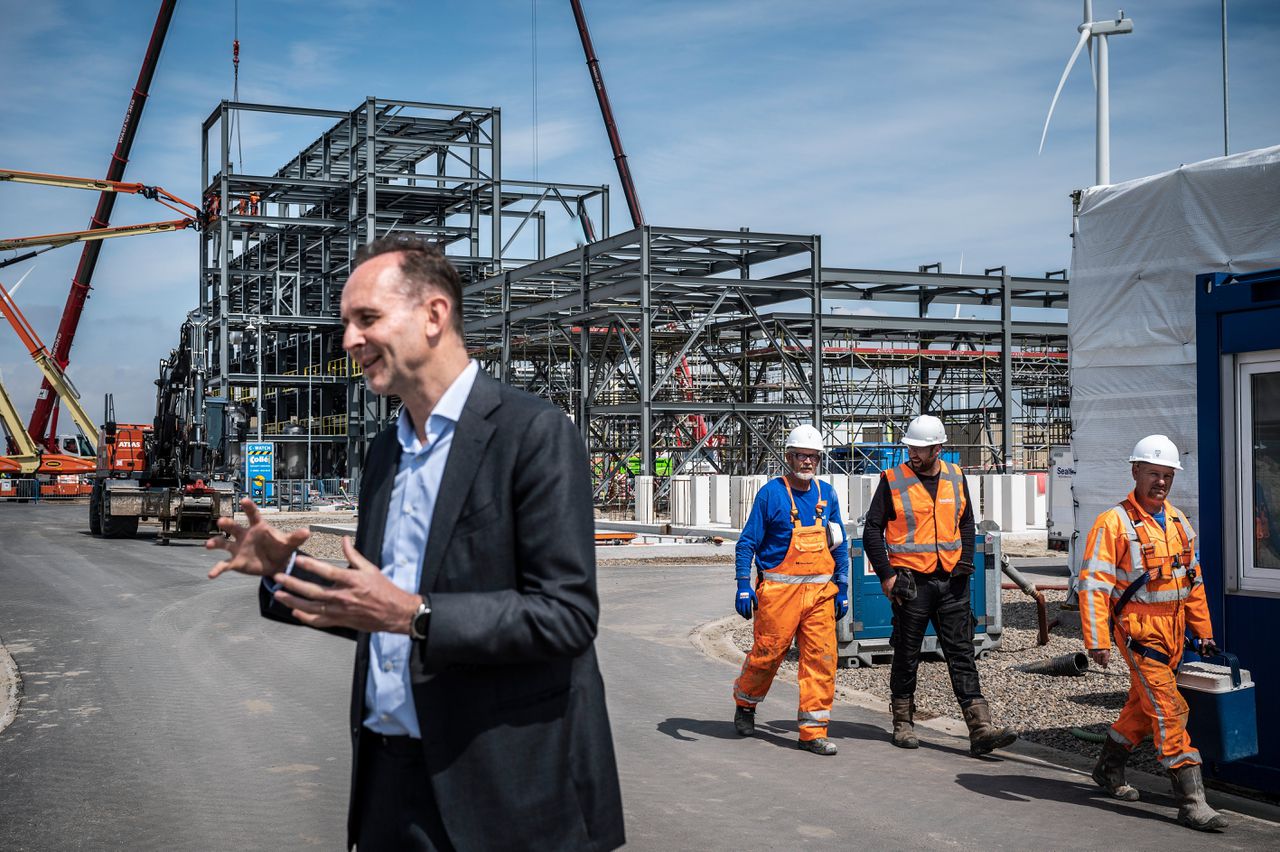 Topman Tom van Aken van chemisch technologiebedrijf Avantium op het Chemiepark in Delfzijl bij de fabriek voor bioplastics in aanbouw.