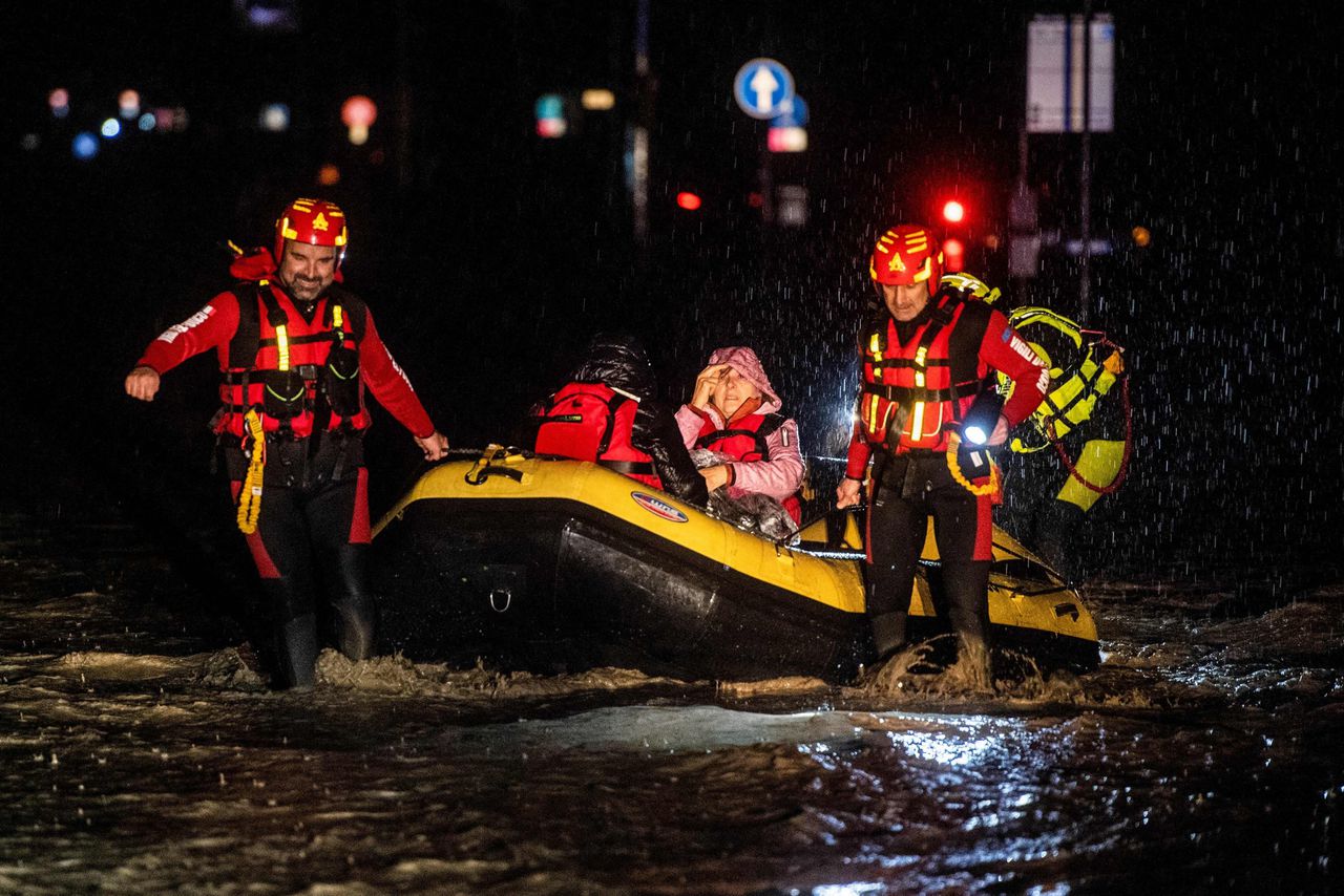 Reddingswerkers in het Italiaanse Forli tijdens een evacuatie woensdag.