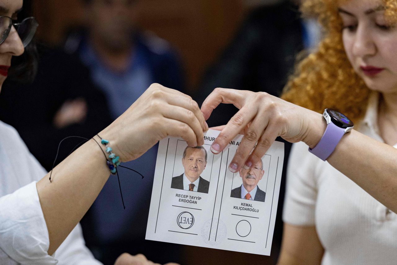 Tijdens de verkiezingen konden mensen stemmen op president Recep Tayyip Erdogan of uitdager Kemal Kiliçdaroglu.