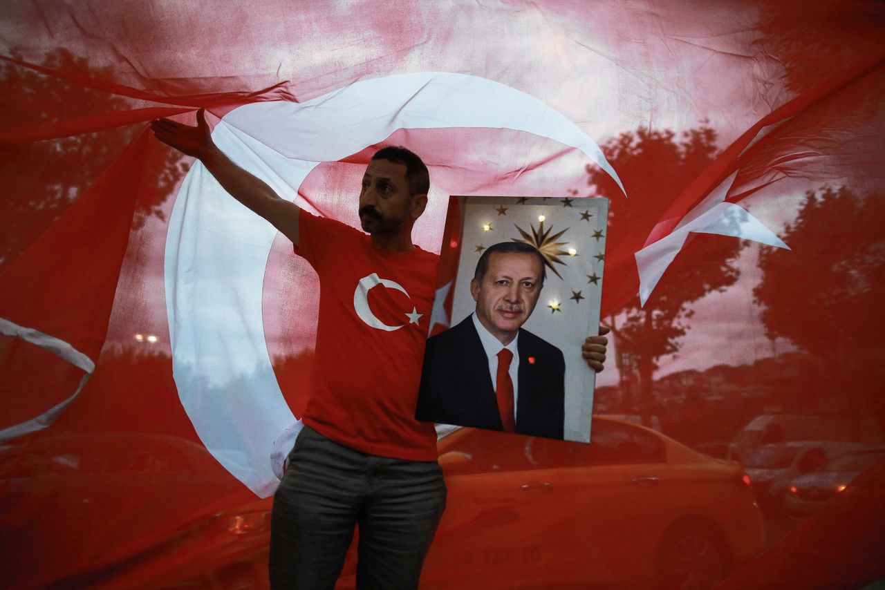 Door zich als ‘redder’ van de door westerse, seculiere krachten onderdrukte moslims te presenteren nam Erdogan in het hele Midden-Oosten mensen voor zich in.