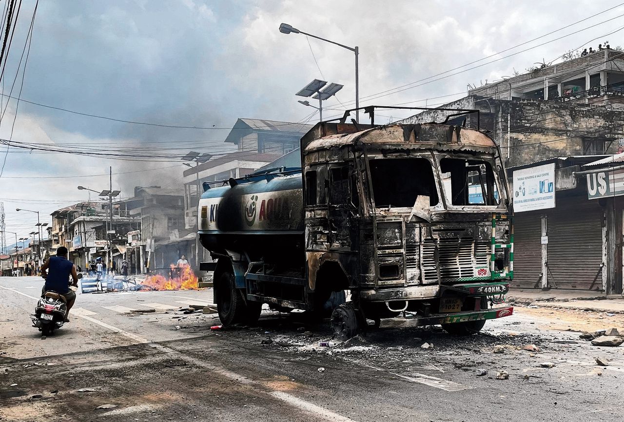 Een uitgebrande vrachtwagen in de plaats Churachandpur, gelegen in Manipur.