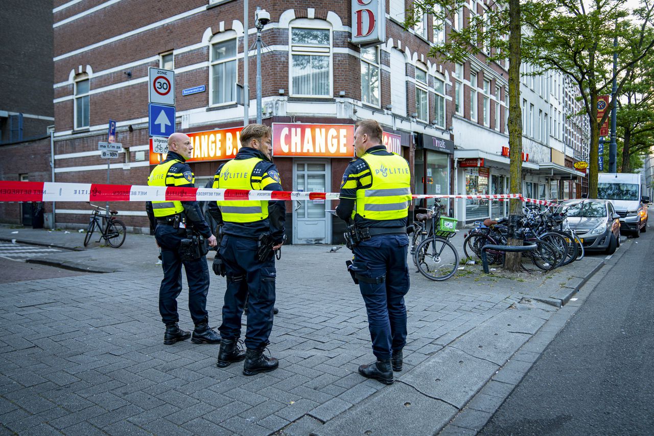 Politieagenten voor het pand van geldwisselkantoor Suri-Change waar de explosie plaatsvond.