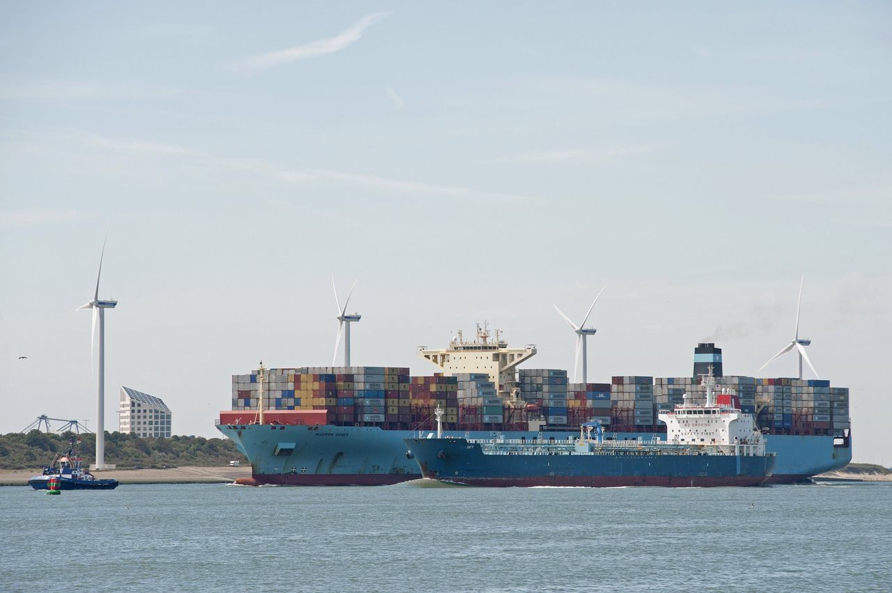 Grote zeeschepen die aanmeren, moeten uiterlijk in 2030 aan de stekker kunnen in de haven, zodat ze aan de kade hun motoren niet hoeven te laten draaien op stook- of gasolie voor de energievoorziening aan boord.