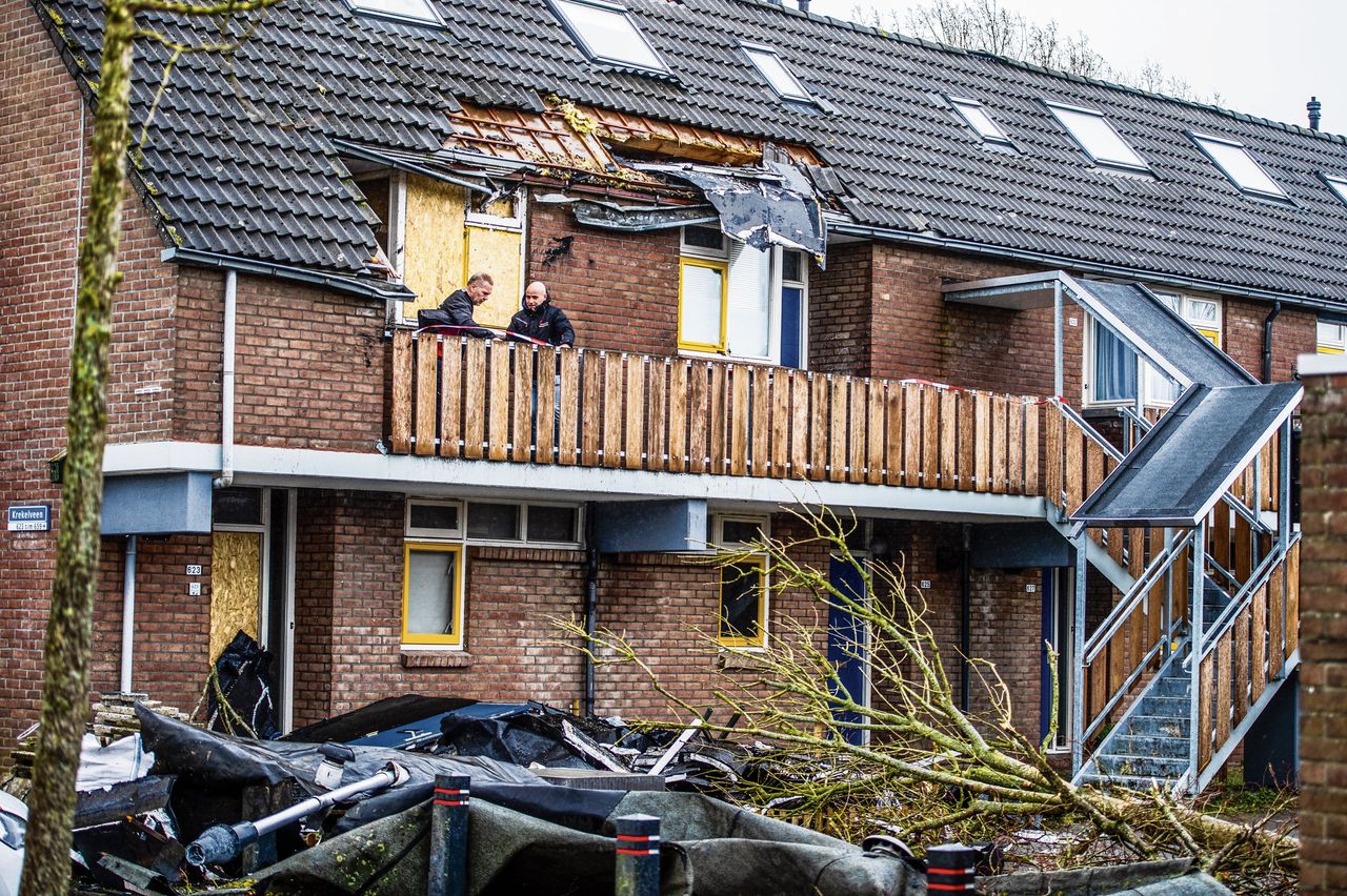De stormen van eind februari vorig jaar veroorzaakten veel schade aan de Krekelveen in Spijkenisse.