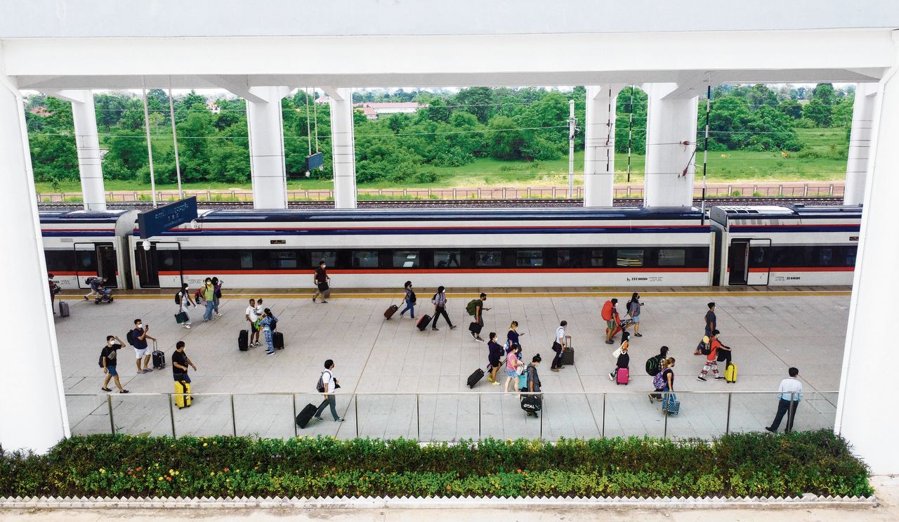 Station van de Laotiaanse hoofdstad Vientiane, voorlopig eindpunt van de hogesnelheidslijn vanuit het Chinese Kunming, onderdeel van de Nieuwe Zijderoute.