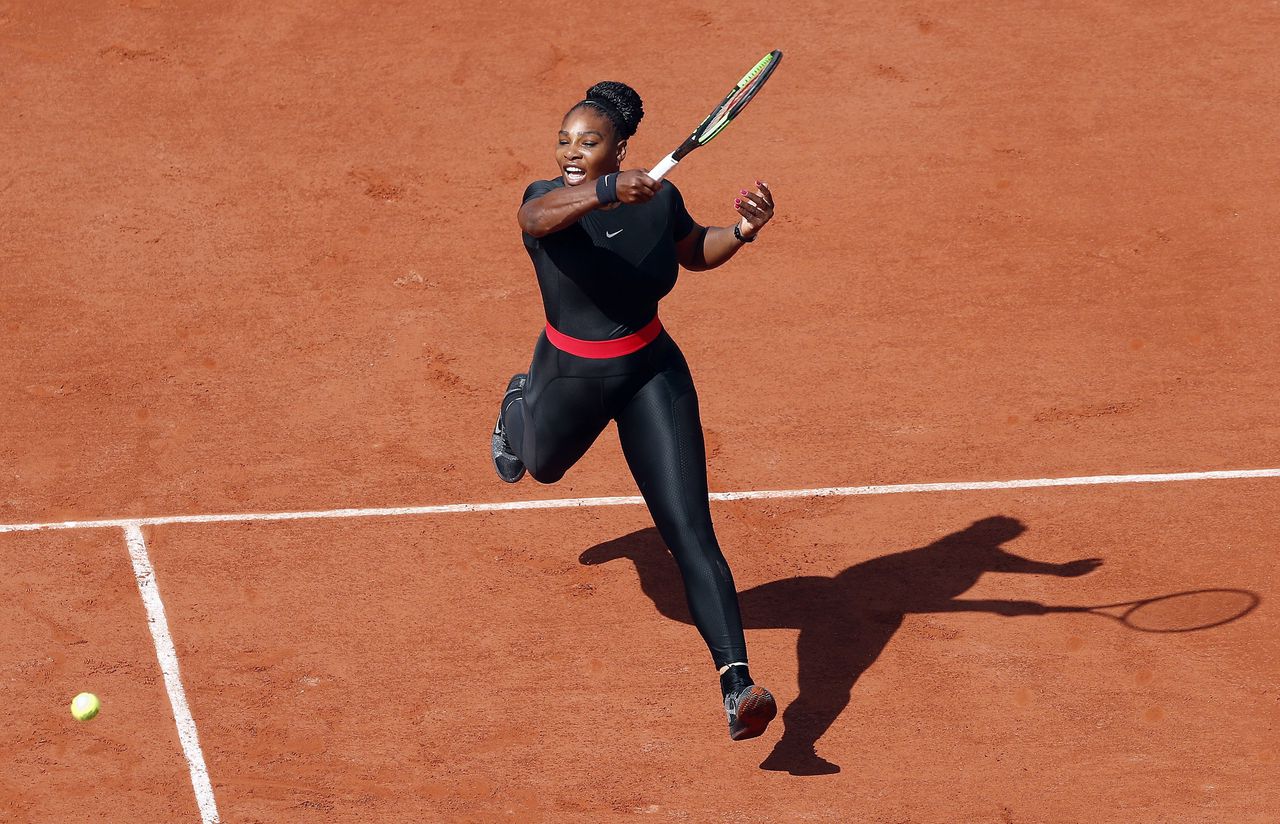 Serena Williams in haar catsuit op Roland Garros in 2018.