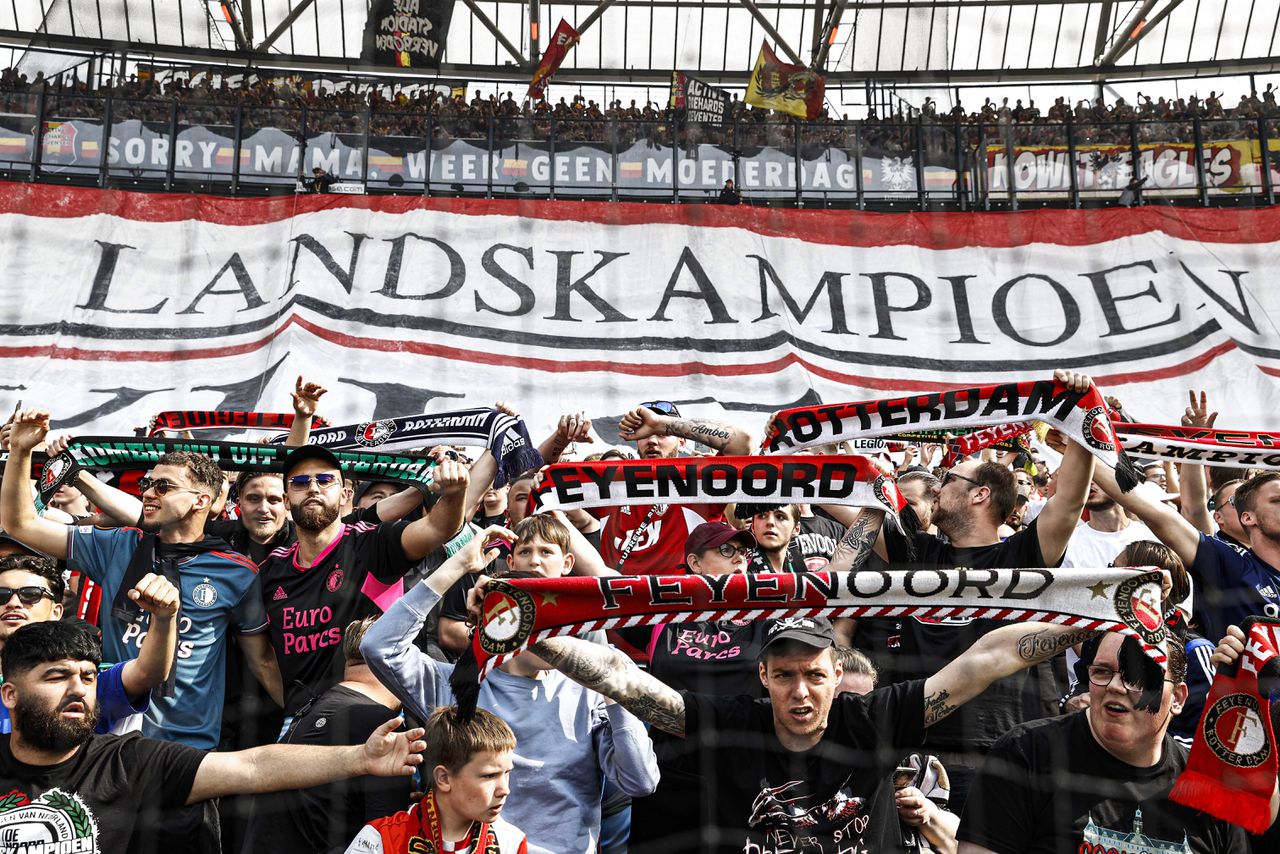 Fans van Feyenoord in de uitverkochte Kuip.