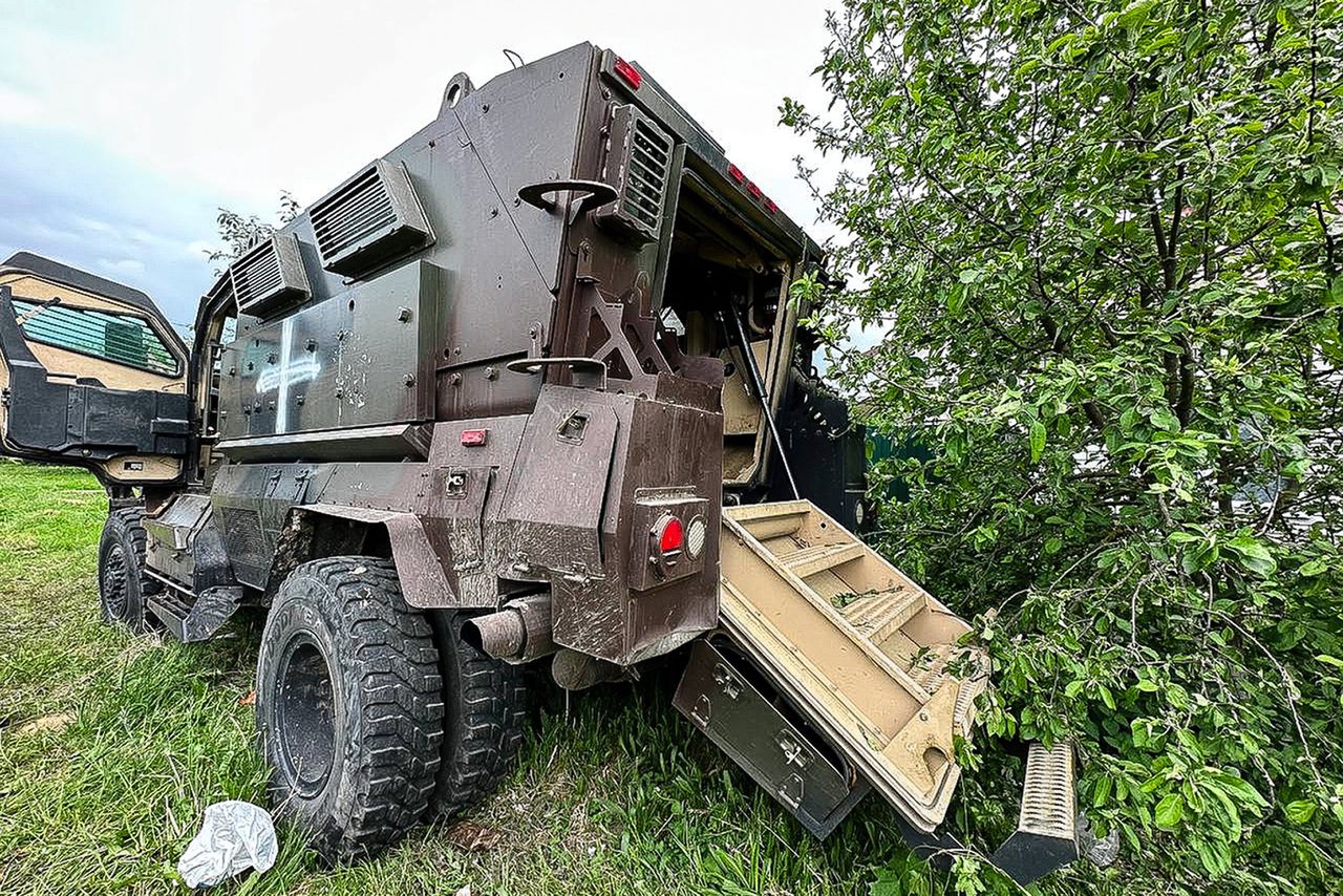 Deze foto verspreidde de gouverneur van de regio Belgorod, Vjatseslav Gladkov, dinsdag op Telegram. Deze mijn bestendige pantserwagen, ook wel MRAP genoemd, zou door de VS aan Oekraïne zijn geschonken.